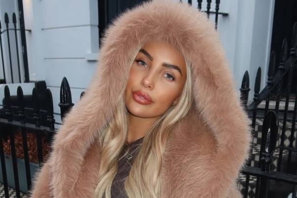 帕尔默新女友现场观战切尔西 穿毛皮上衣尽显时尚